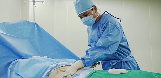 환자의 복부, 허벅지 등 지방이 축적된 부위에서 지방을 흡입하여 채취합니다.